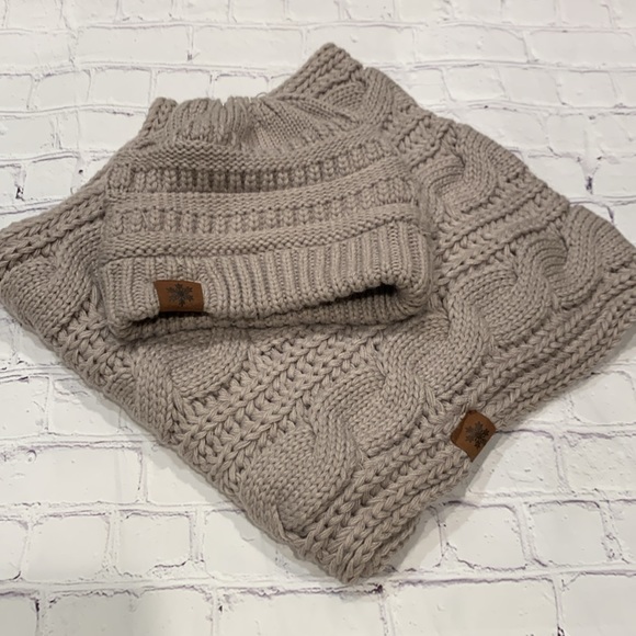 ❄️ 🧣 Women’s Winter Infinity Scarf & Ponytail Beanie Set 🧣 ❄️ - Picture 13 of 14